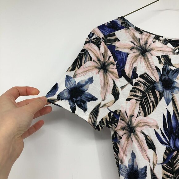 Dynamite white  blue lily floral print vneck jersey T-shirt XS - Picture 5 of 12